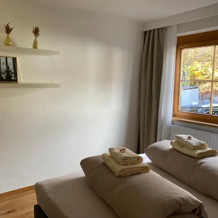 Gemuetliche Mit Gartenblick 인스브루크